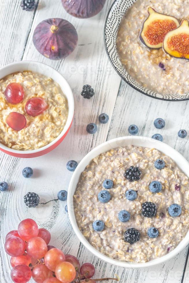 tre ciotole di fiocchi d'avena foto