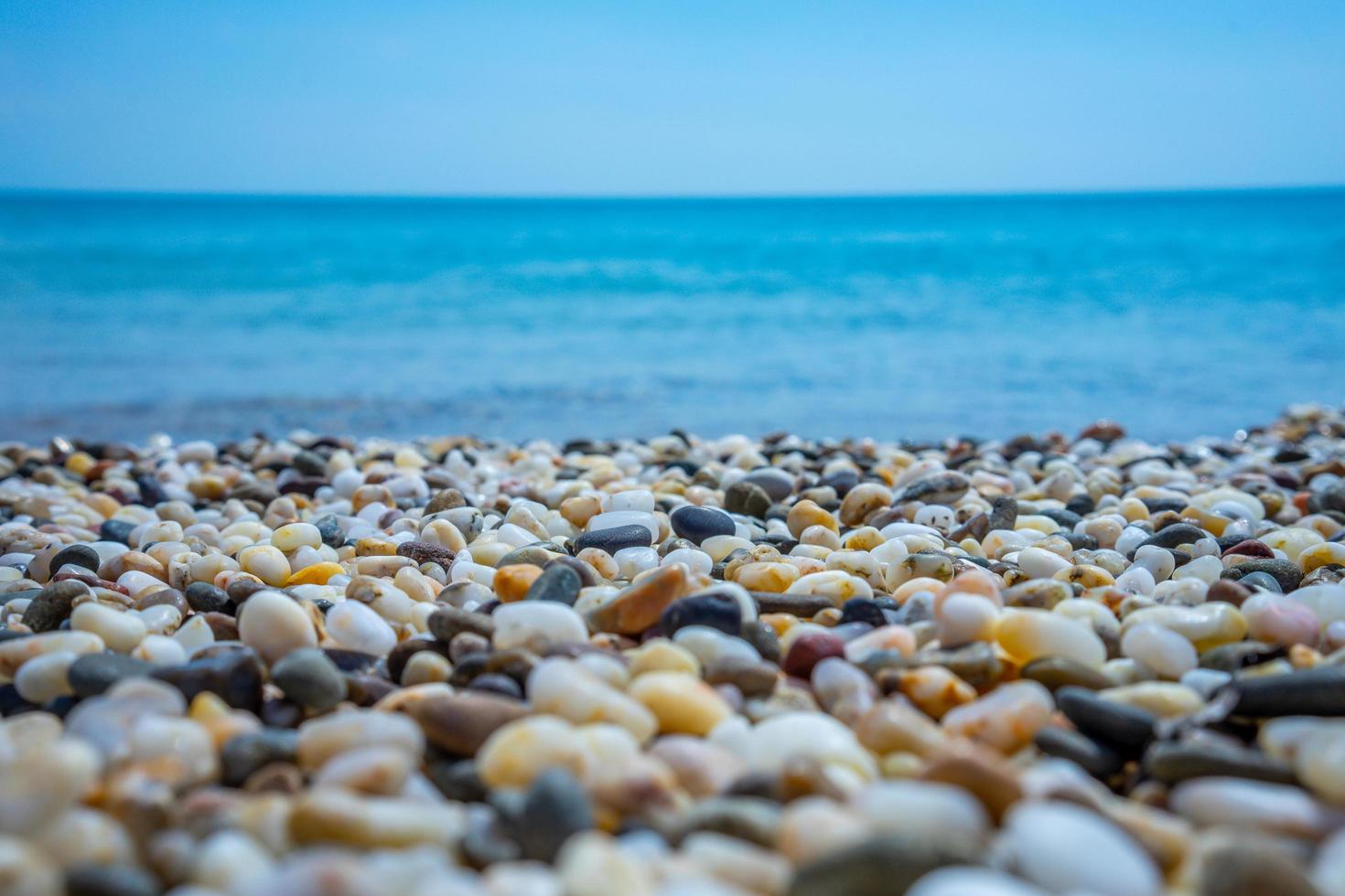 paesaggio marino. spiaggia di ciottoli nelle vicinanze di yevpatoria foto