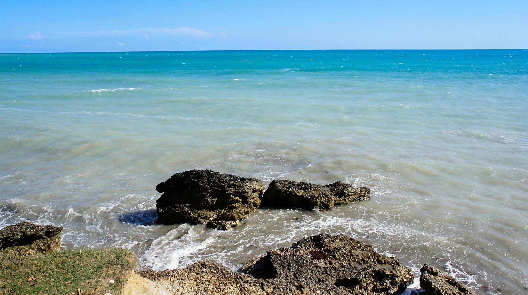 vista sul mare con rocce vicino alla costa. abkhazia foto