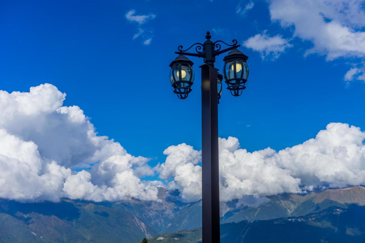 la lanterna in stile antico sullo sfondo del cielo azzurro foto
