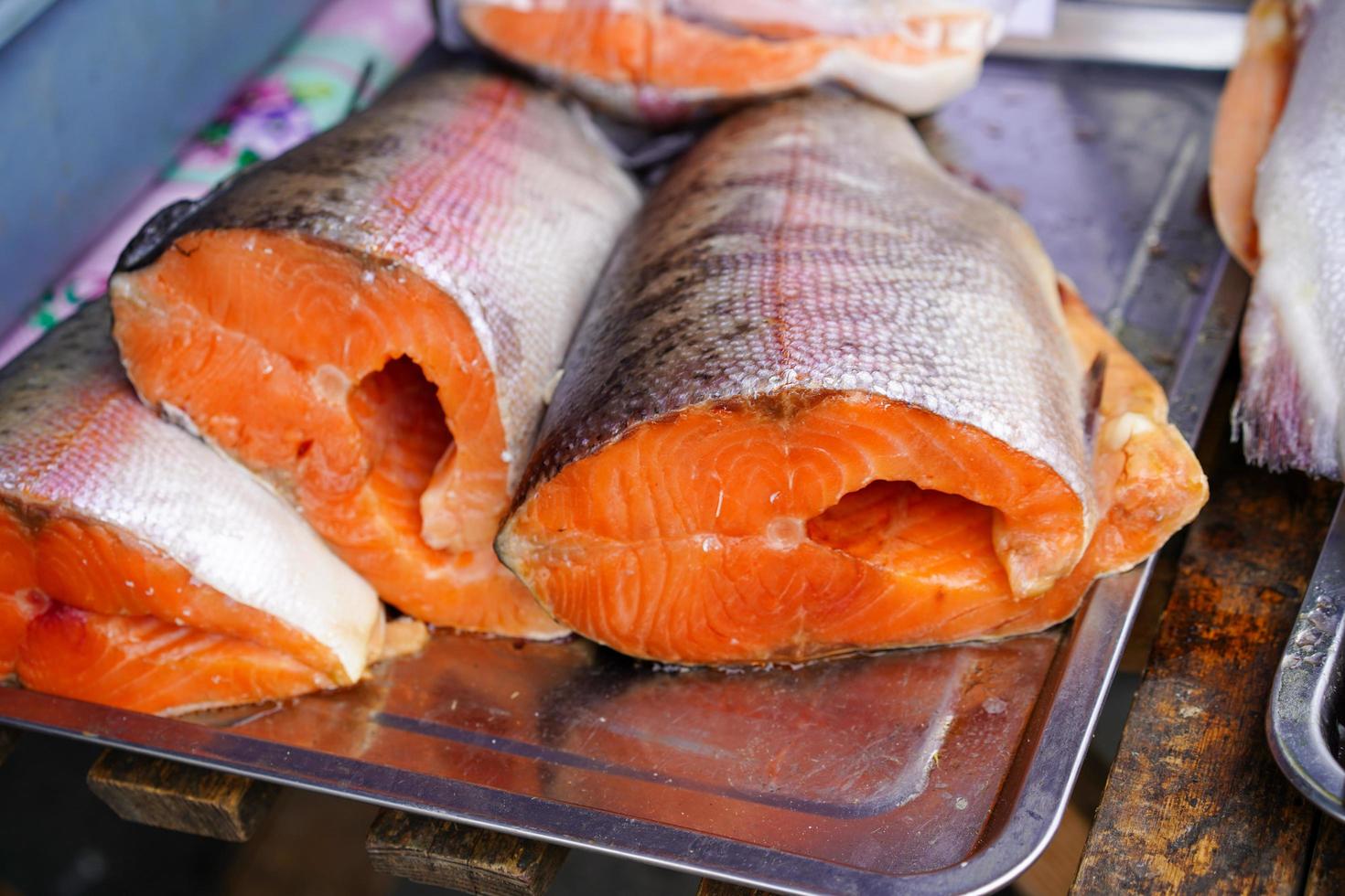 pesce rosso crudo su un vassoio di metallo. foto