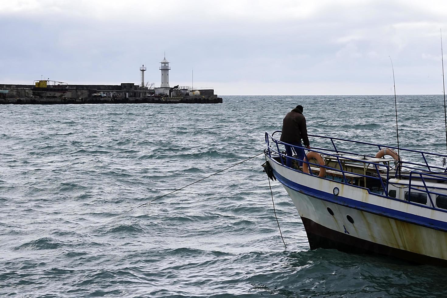 vista sul mare con una vista del pescatore foto