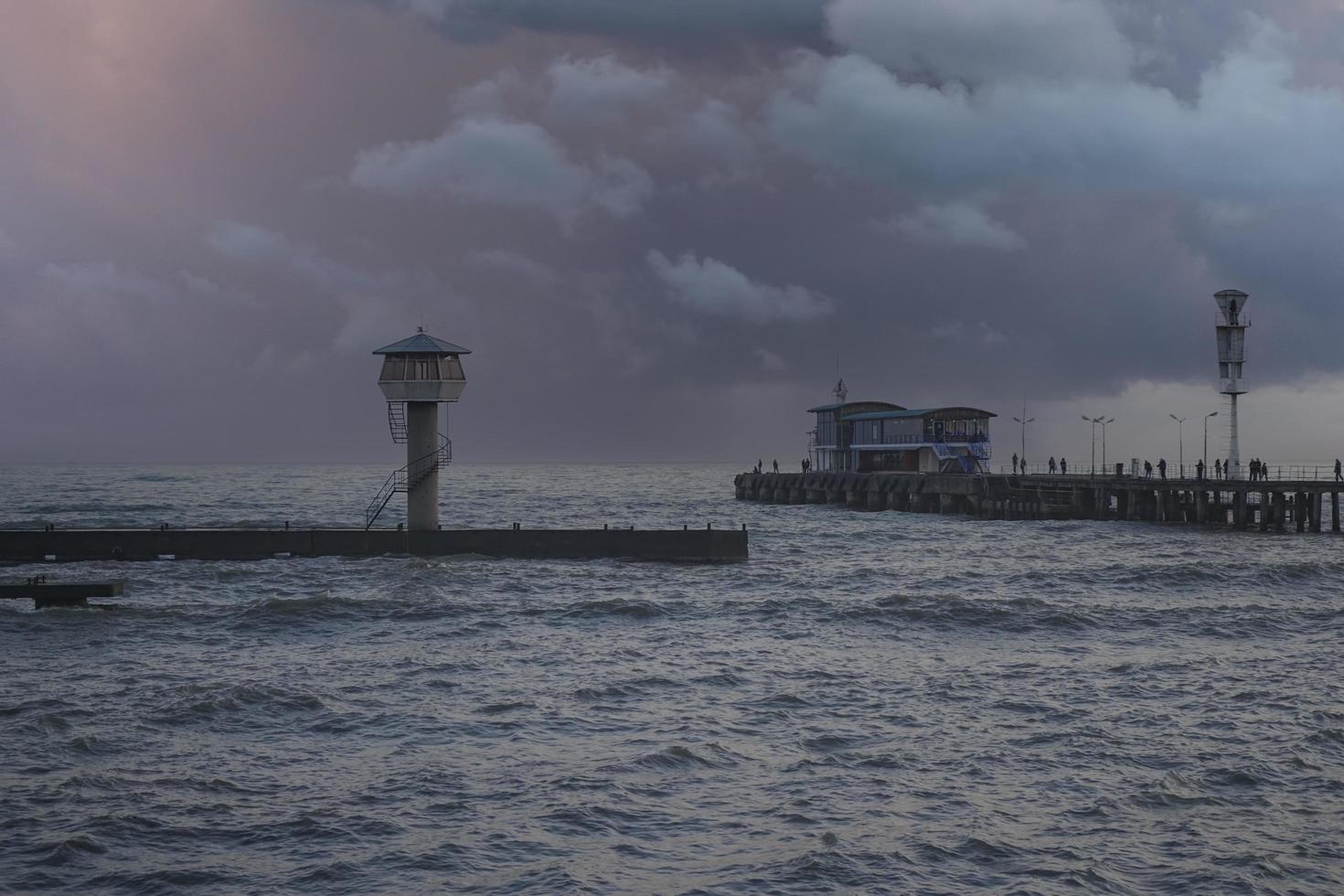 vista sul mare con vista sulla città. foto