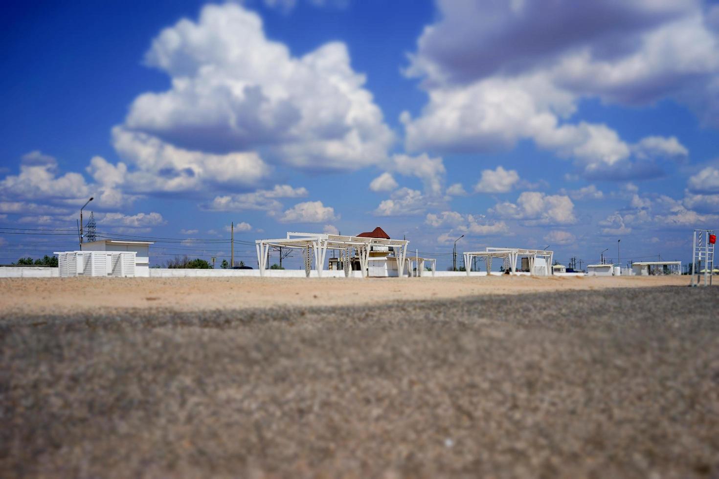 bella spiaggia assolata con gazebo bianchi. foto