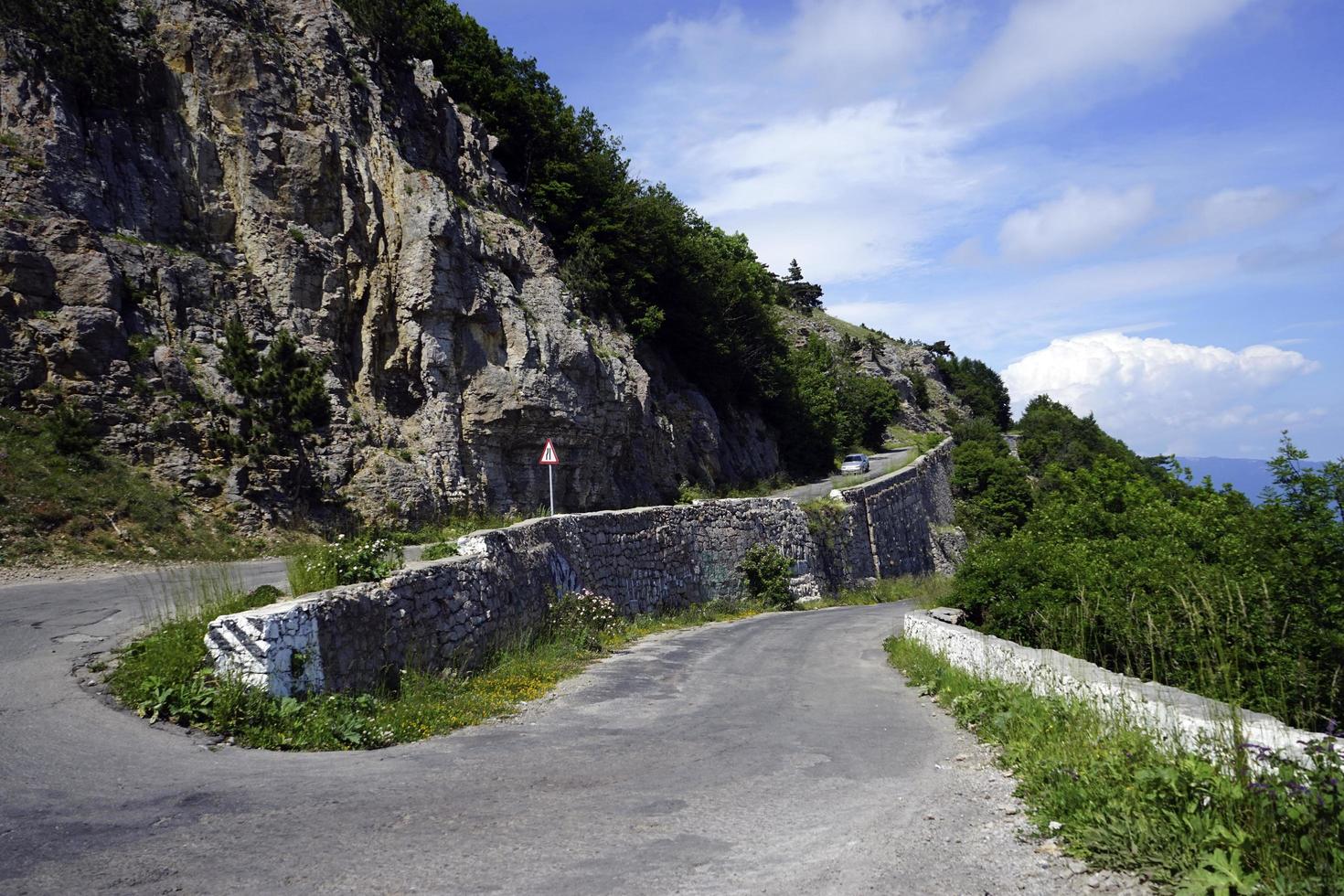paesaggio di montagna. strada a serpentina per il monte ai-petri, crimea. foto