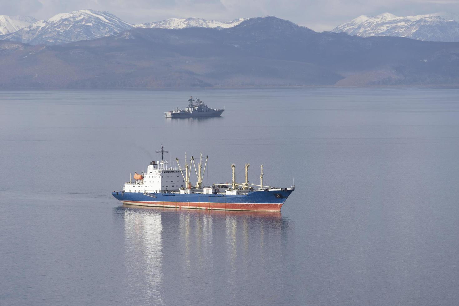 paesaggio marino con navi nella baia di avacha. kamchatka, russia foto