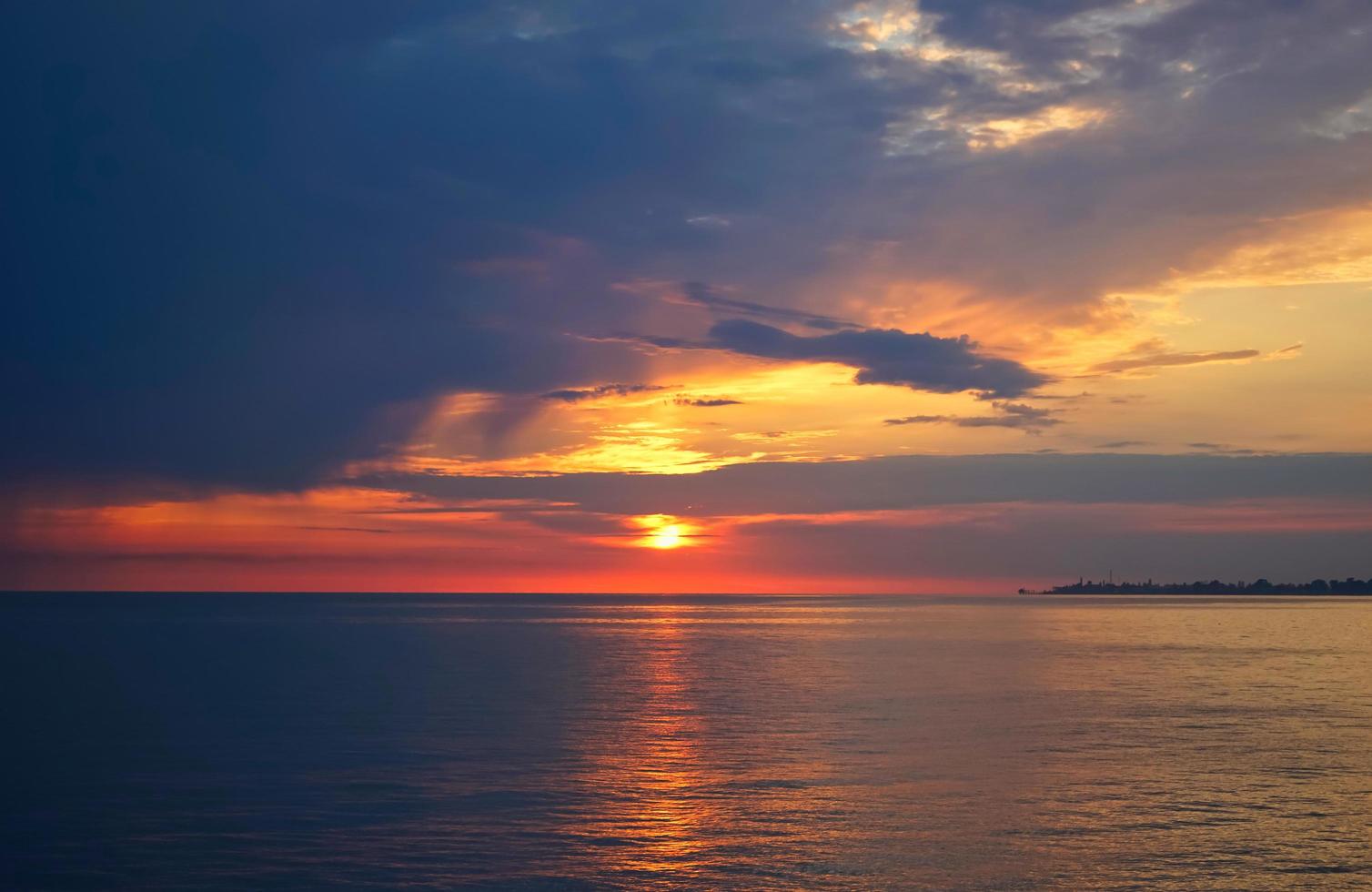 incredibile tramonto sull'oceano. foto