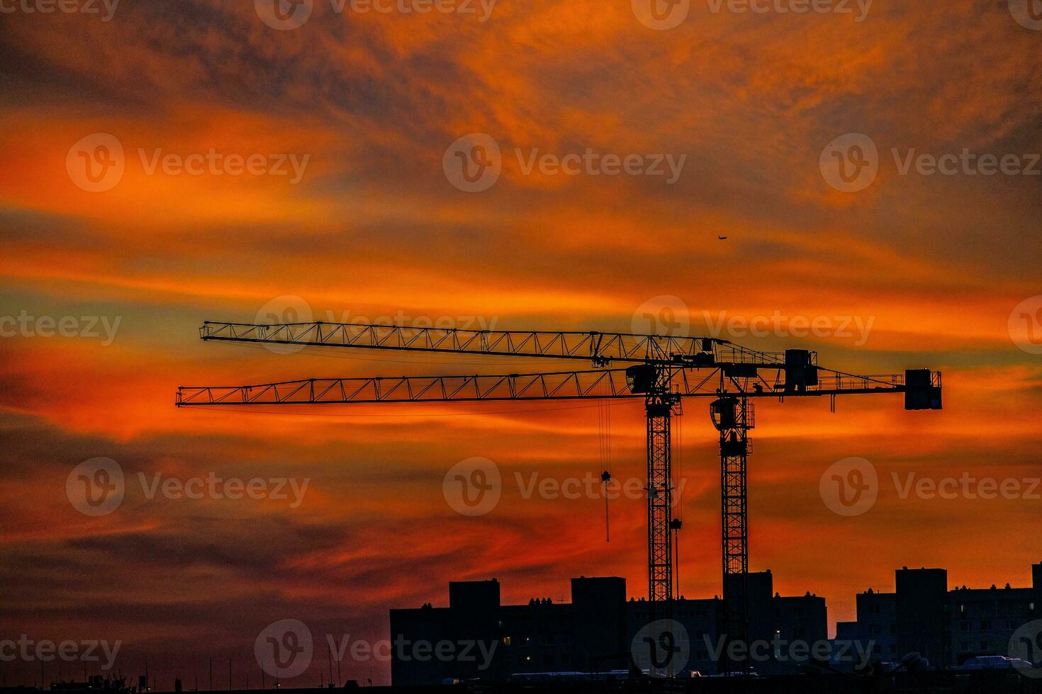 naturale drammatico con nuvole colorato urbano tramonto con costruzione gru foto