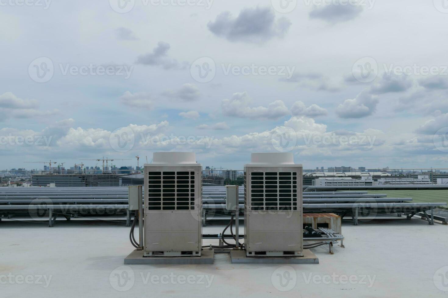 aria condizionatore unità HVAC su un' tetto di industriale edificio con blu cielo. foto