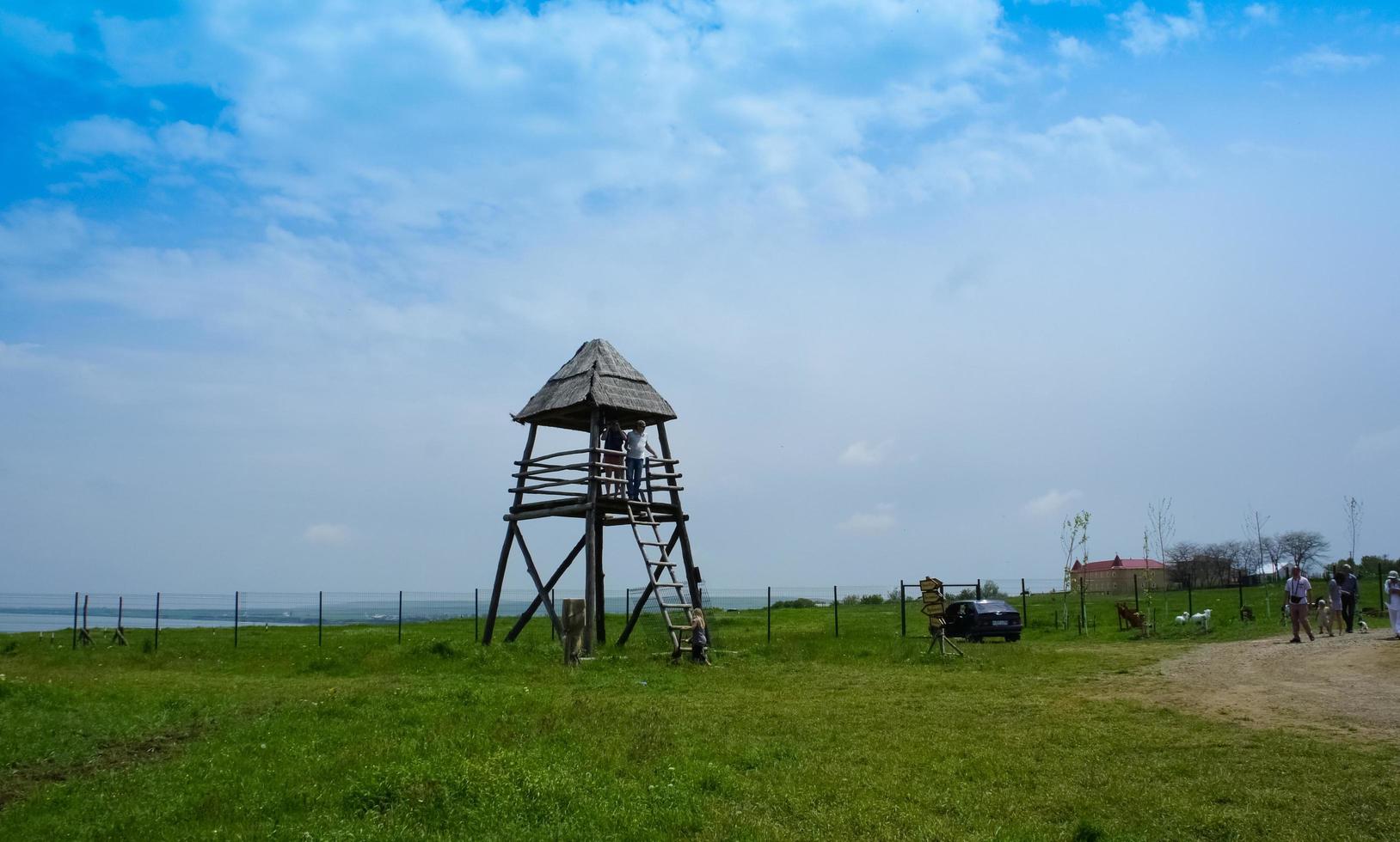 paesaggio con vista sulla torre di legno e turisti. foto