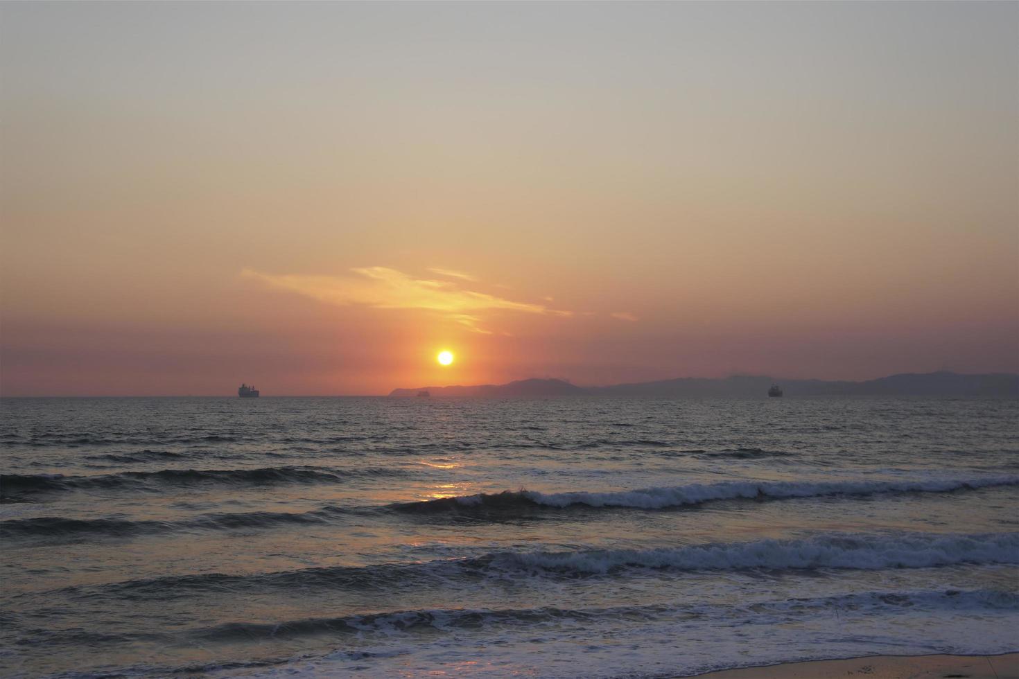 vista sul mare con vista tramonto. foto