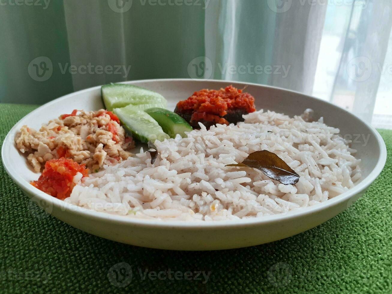 bianca riso e cetriolo su un' il giro bianca piatto con un' verde base. foto