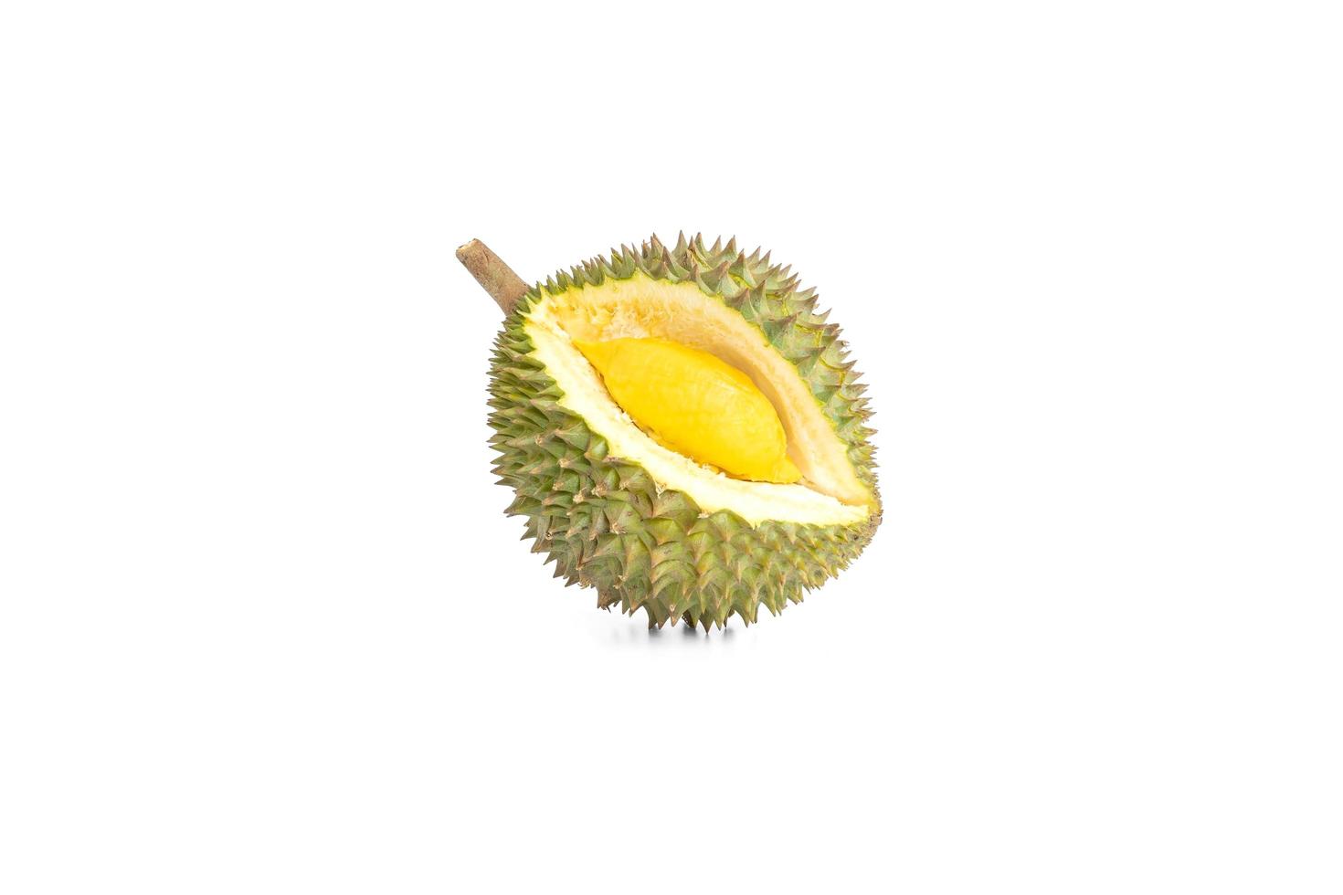 il durian maturo è pronto da mangiare su sfondo bianco. foto