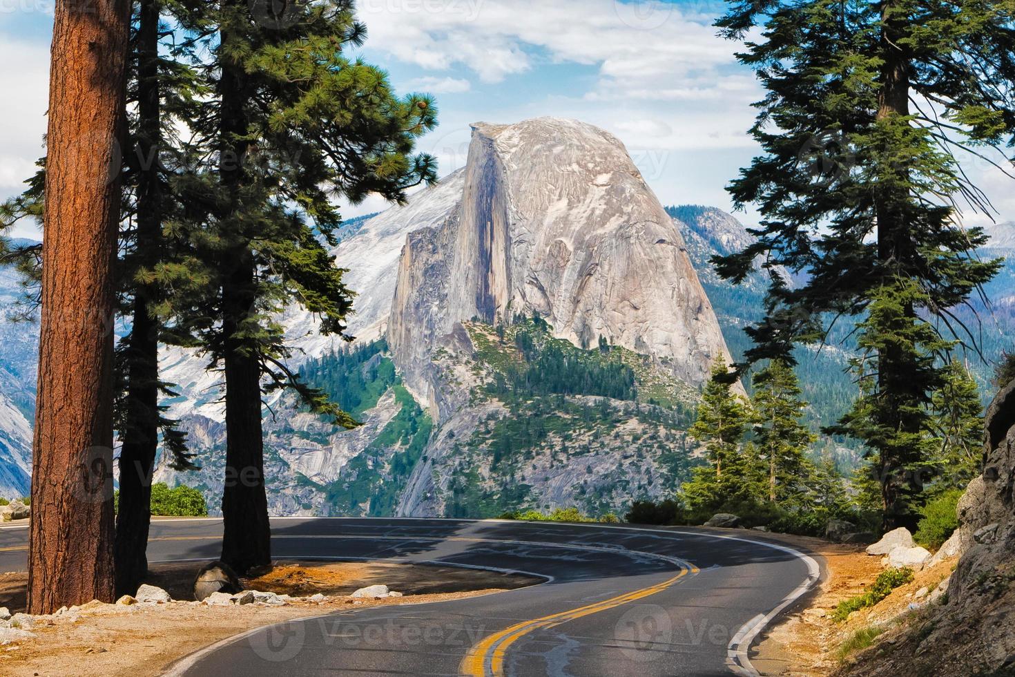 la strada che conduce al punto del ghiacciaio nel parco nazionale di Yosemite in California foto