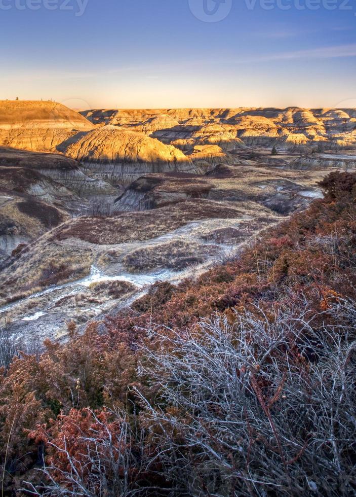 canyon a ferro di cavallo nelle alberta bandlands vicino al drumheller alberta foto