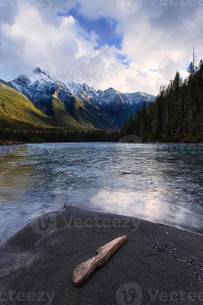 fiume di montagna nelle montagne rocciose canadesi della British Columbia foto