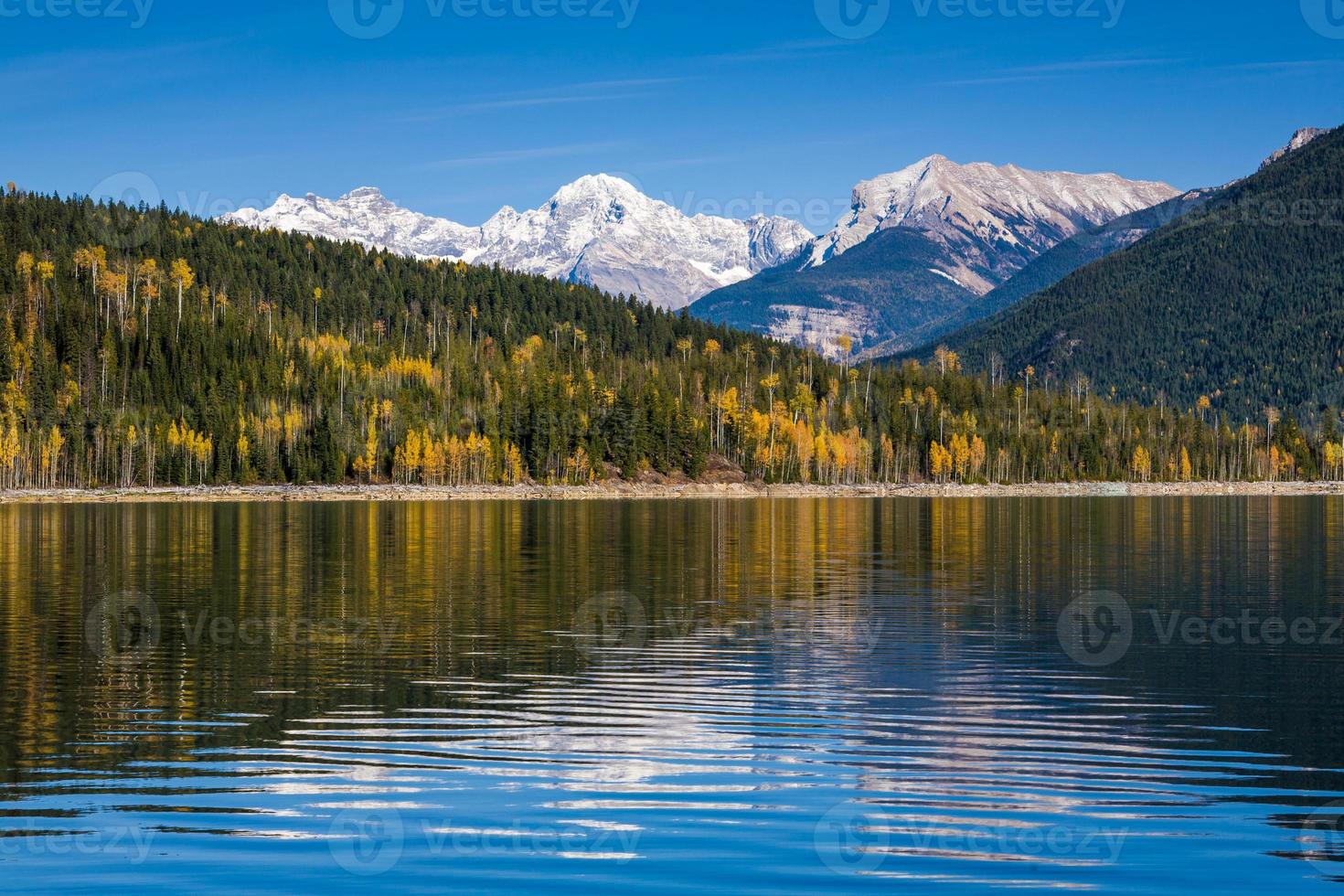 caduta nelle montagne rocciose canadesi nella columbia britannica in canada foto