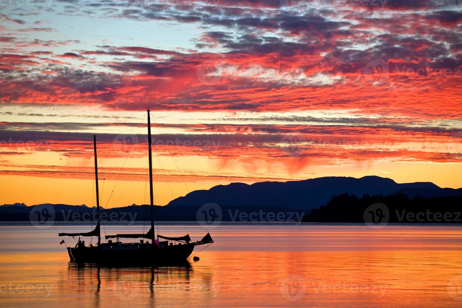 barca a vela al tramonto sulla costa occidentale della columbia britannica foto