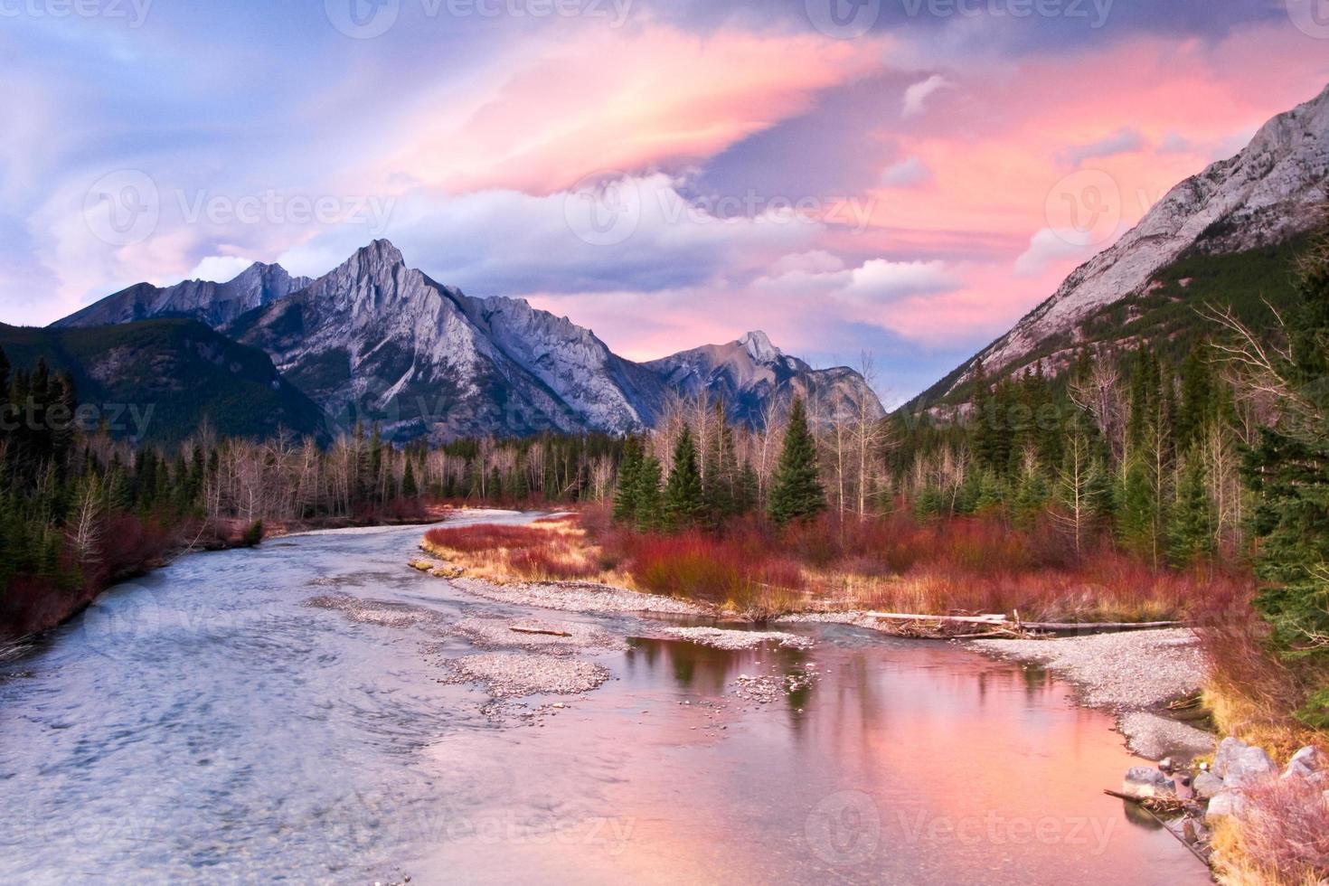 il fiume Kananaskis al tramonto alberta canada foto