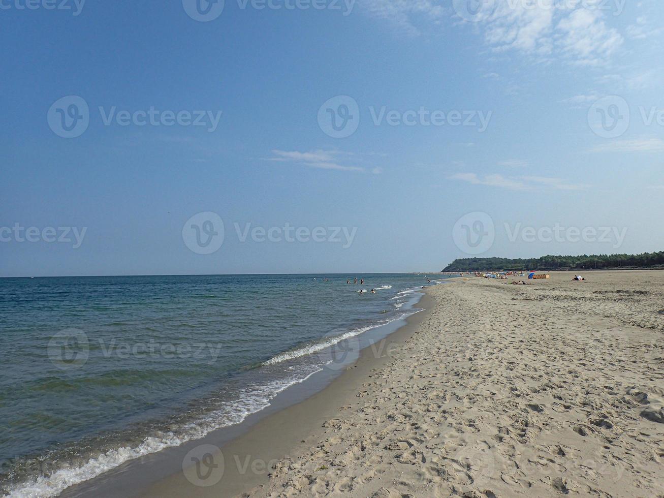 estate paesaggio sopra il baltico mare su un' caldo soleggiato giorno con blu cieli e persone riposo nel il sfondo foto