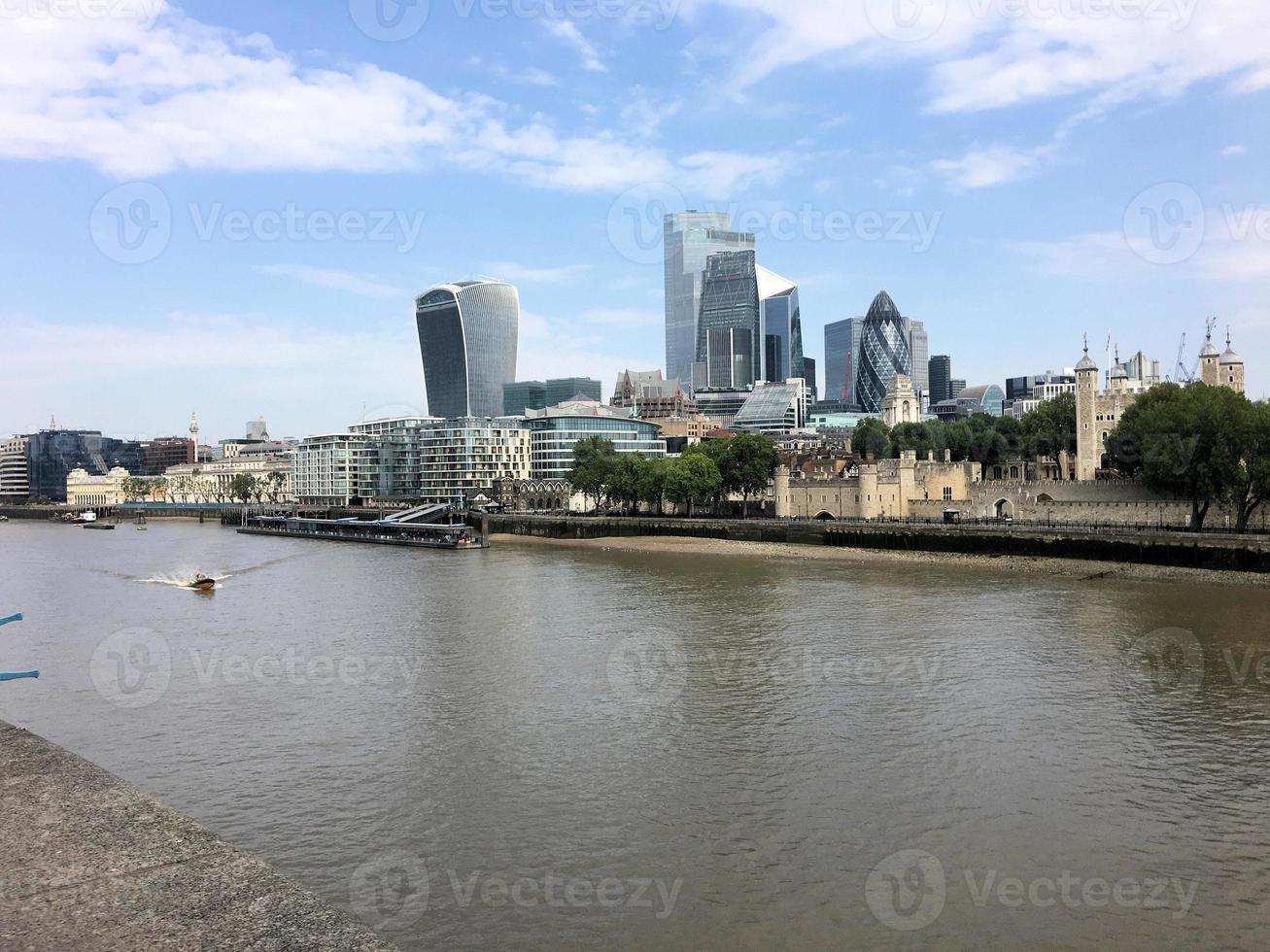 una vista del fiume Tamigi vicino al Tower Bridge foto