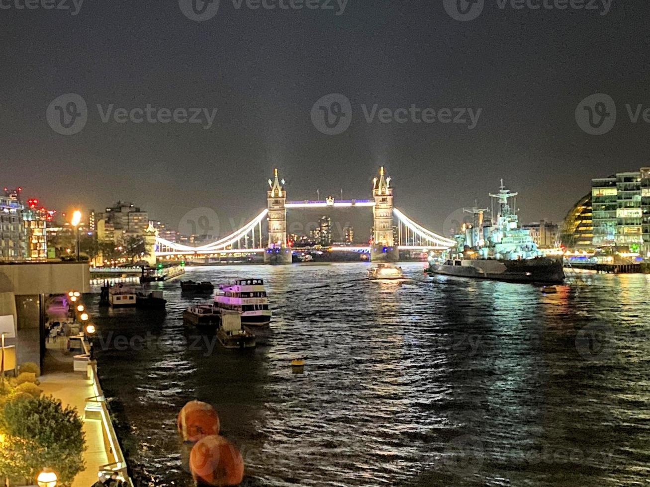 una vista del Tower Bridge di notte foto