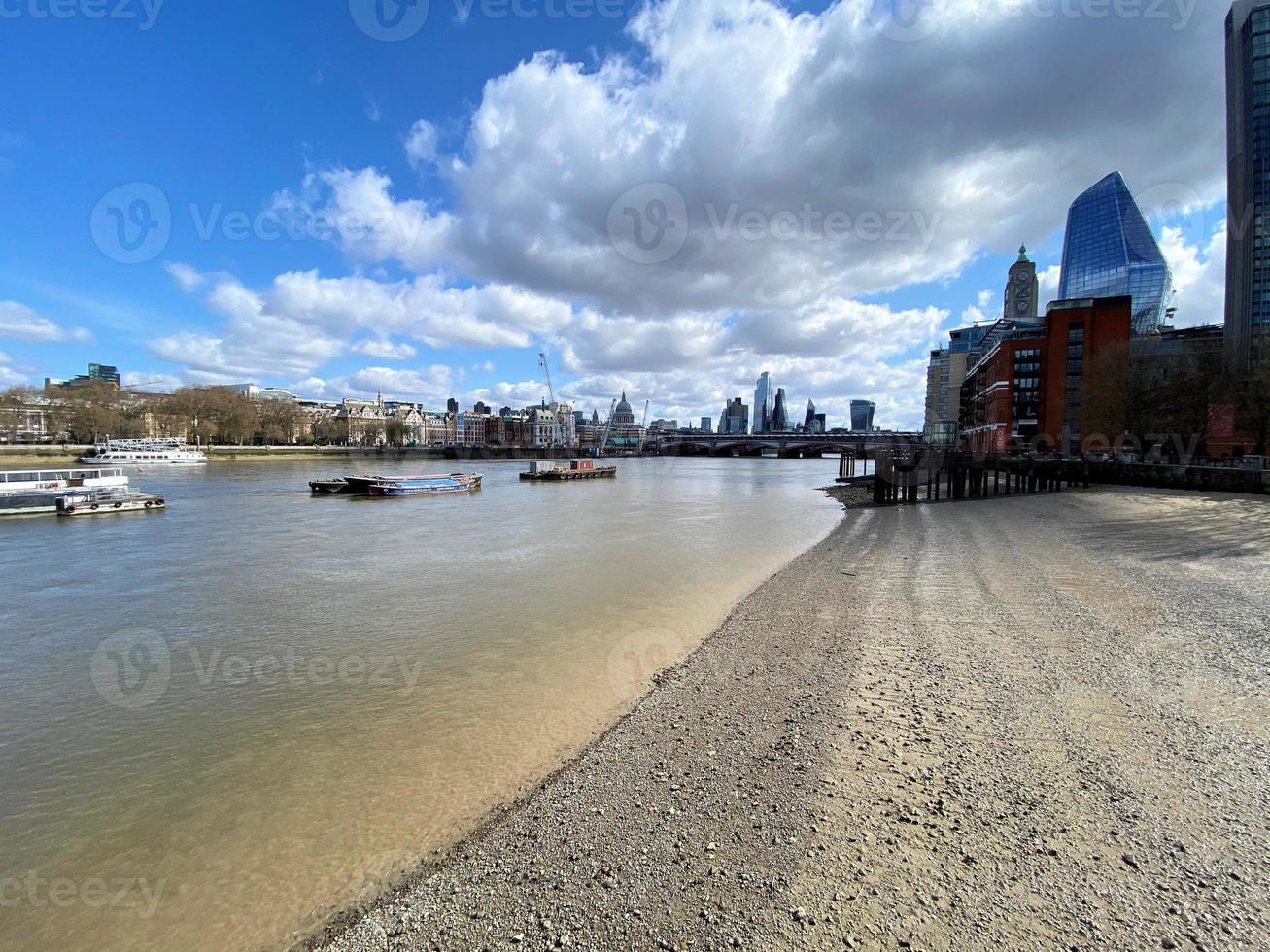 una vista del fiume Tamigi a Londra foto