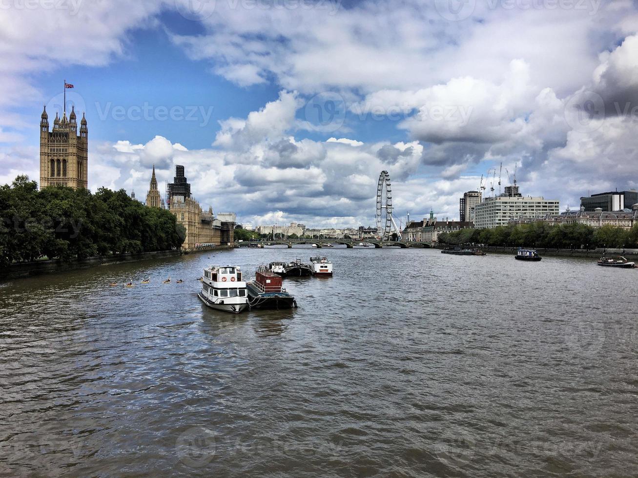 una vista del fiume Tamigi a Londra foto