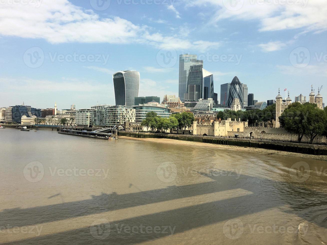 una vista del fiume Tamigi vicino al Tower Bridge foto