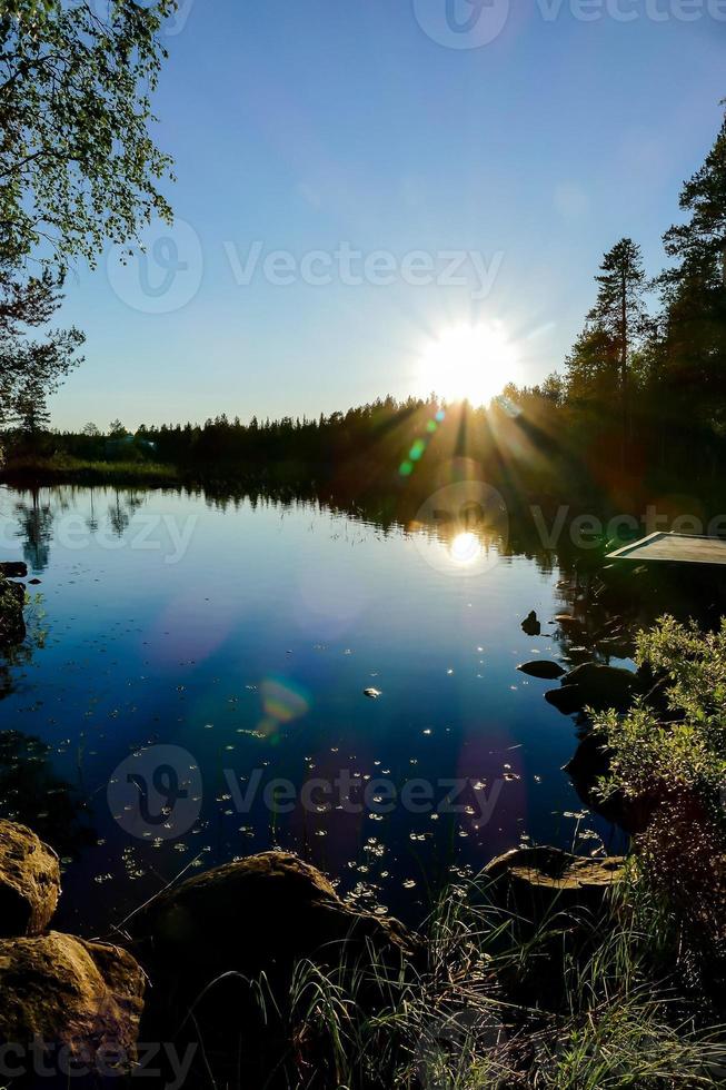 un' lago nel il montagne foto