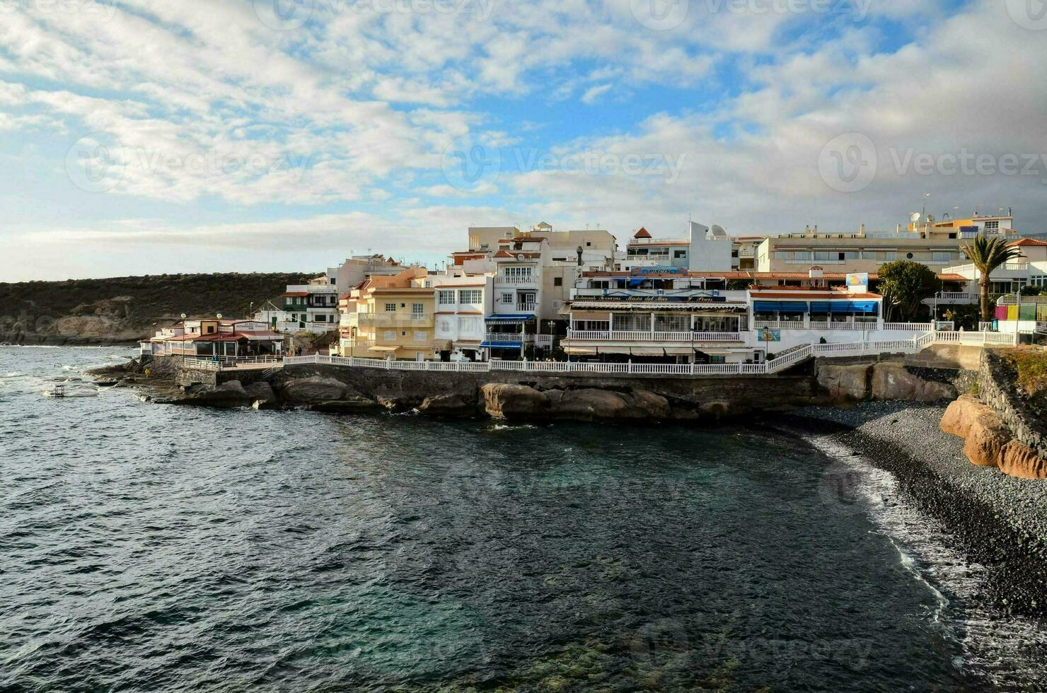 città in riva al mare foto