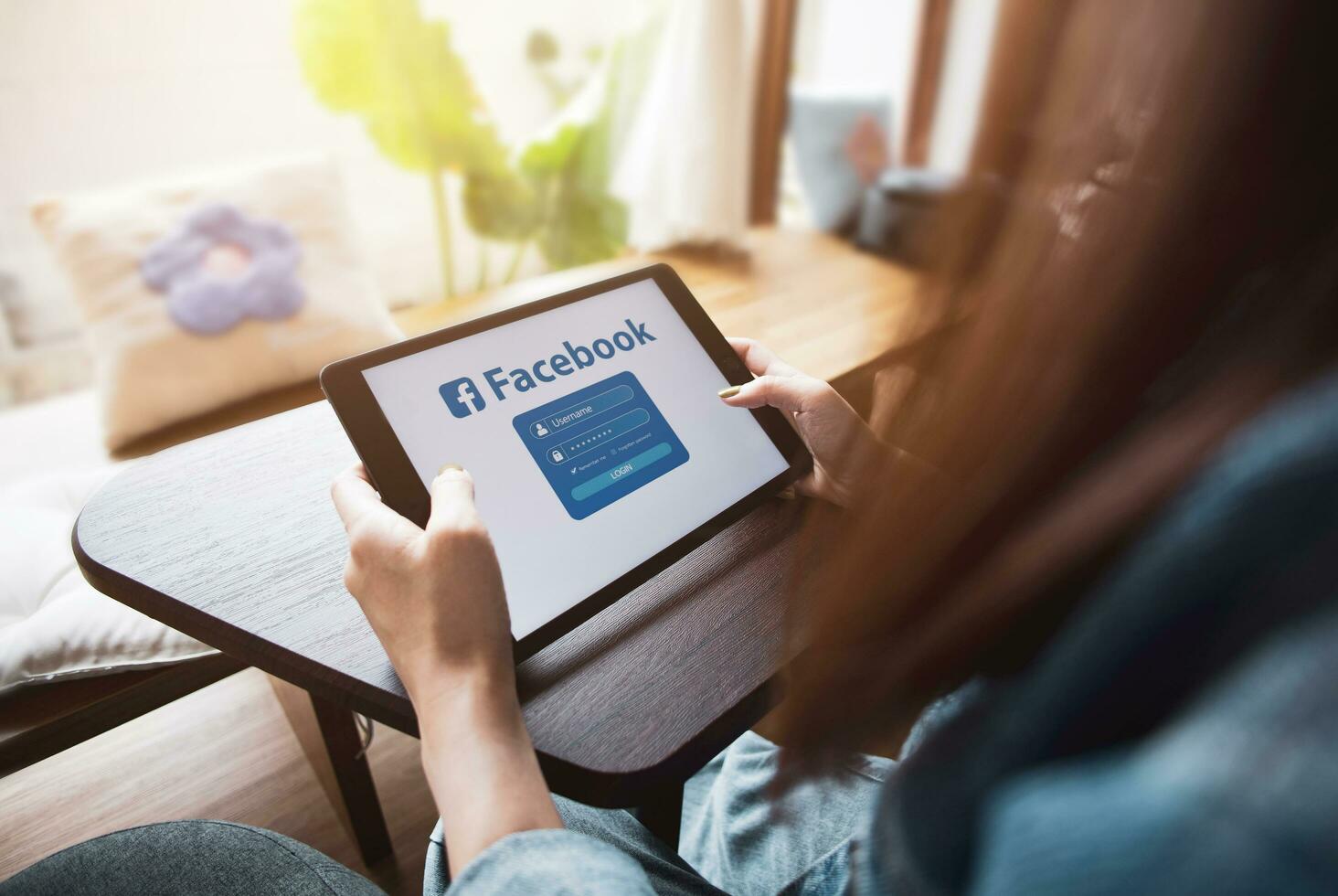 donna registrazione in Facebook sociale media App su Mela ipad su vacanza. concetto di sociale media pubblico informazione condivisione e moderno notizia tecnologia Rete foto