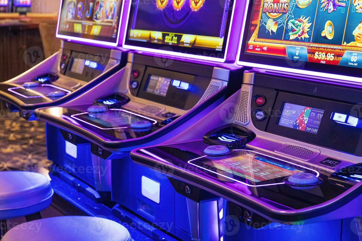 casinò gioco d'azzardo manganello e fessura macchine in attesa per i giocatori d'azzardo e turista per trascorrere i soldi foto