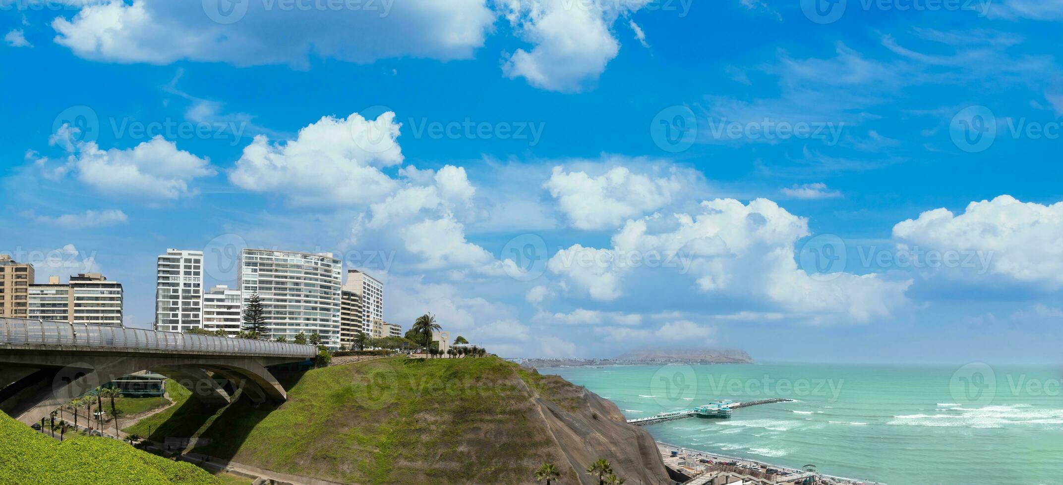 Perù, Lima, panoramico oceano Visualizza e miraflores malecon lungomare con shopping centri commerciali caffè e ristoranti foto