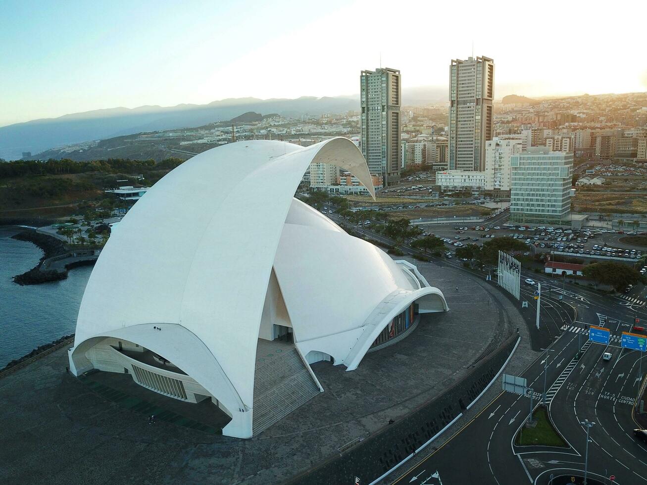 aereo Visualizza di auditorium de tenerife a il città di Santa Cruz de tenerife su il atlantico costa. tenerife, canarino isole, Spagna foto