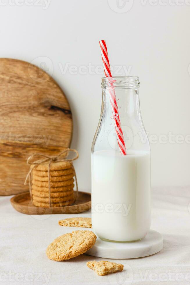 bottiglia di fresco latte con fiocchi d'avena biscotti foto