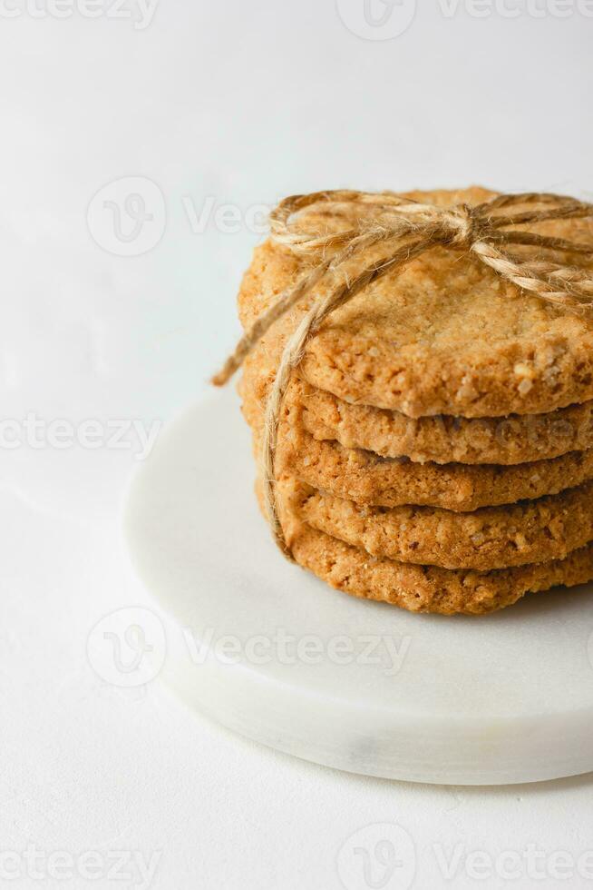 fiocchi d'avena biscotti su un' bianca sfondo foto