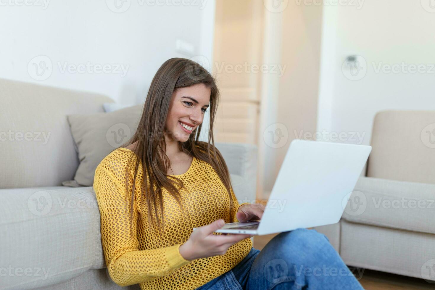 giovane donna agitando a il computer portatile e parlando per sua amici attraverso video chiamata, ragazza alunno parlando di video conferenza chiamata, femmina insegnante allenatore tutoraggio di webcam, in linea addestramento, e-coaching concetto foto