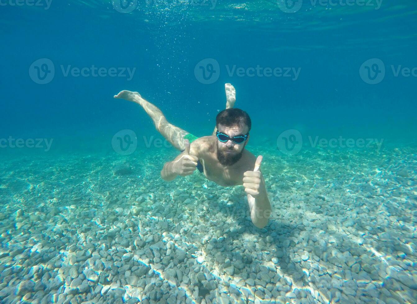 barba uomo con maschera immersione nel un' blu pulito acqua foto