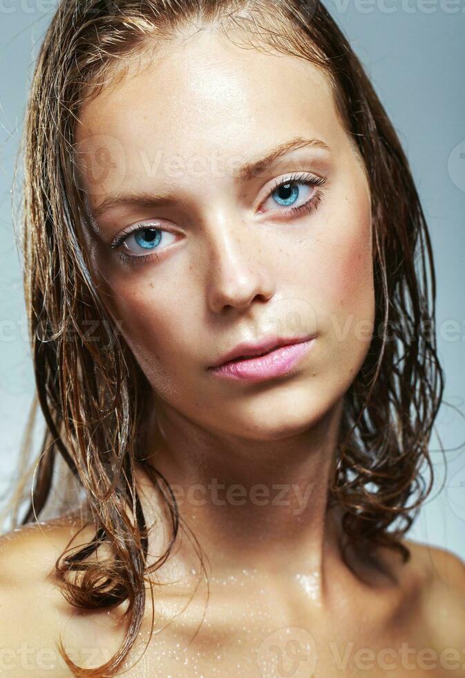 bellissima giovane ragazza con acqua gocce su sua viso foto