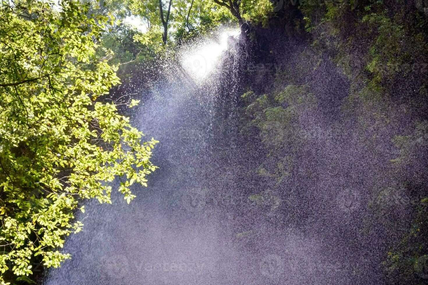 bellissimo acqua spruzzo cascata foto