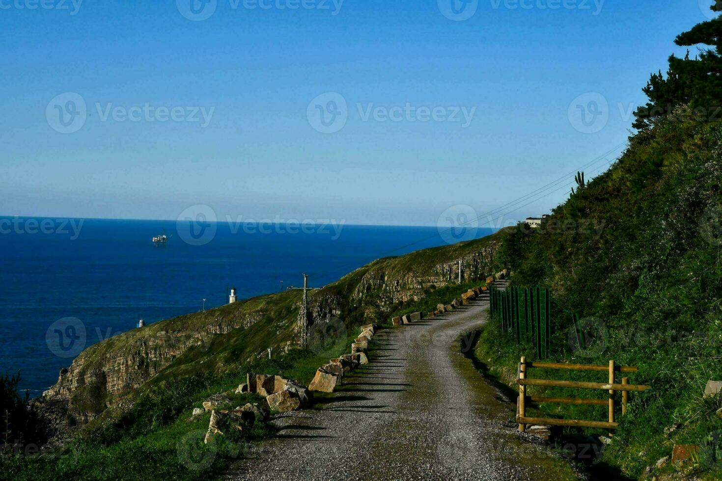 un' strada su il mare riva foto