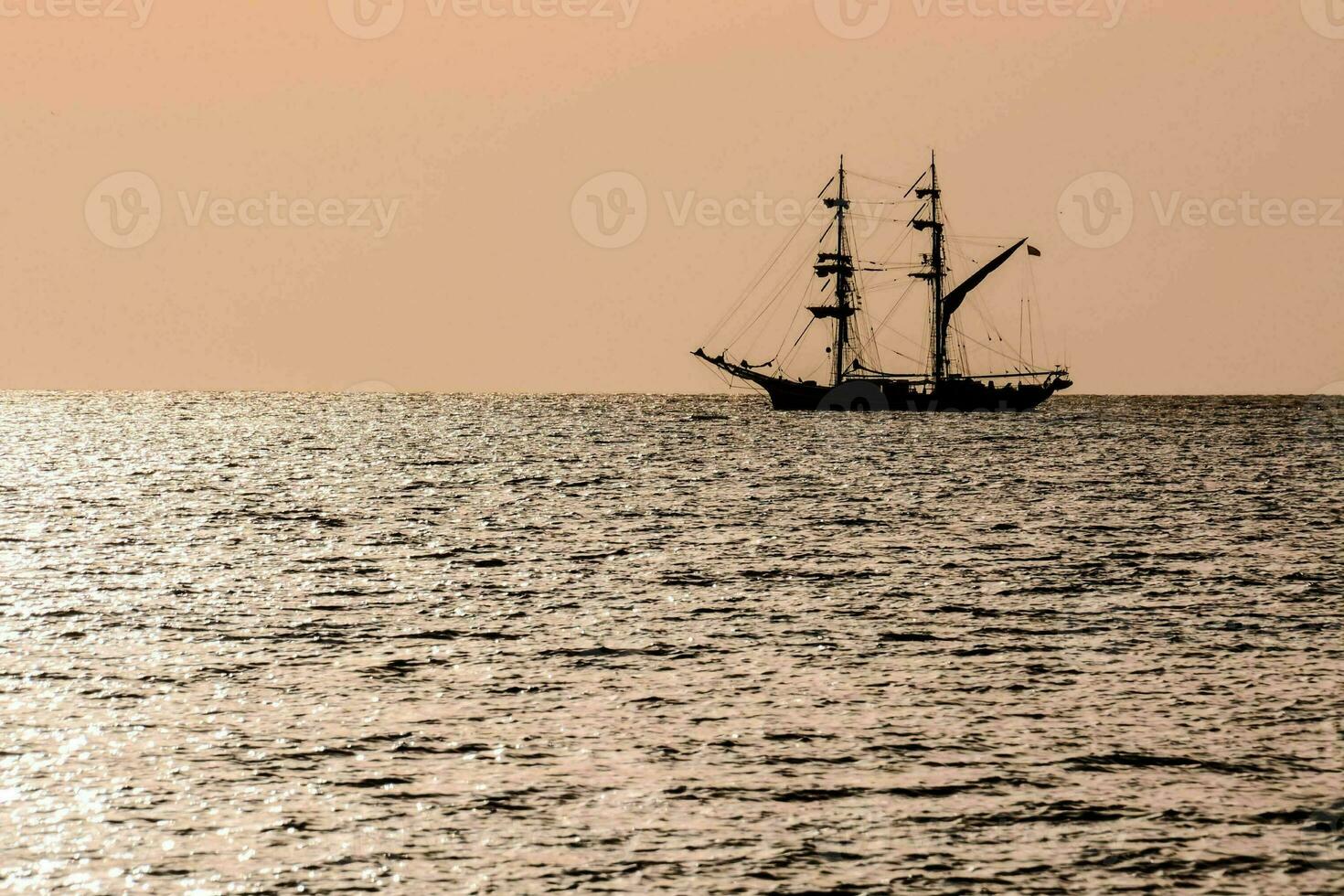 un' barca su il mare foto