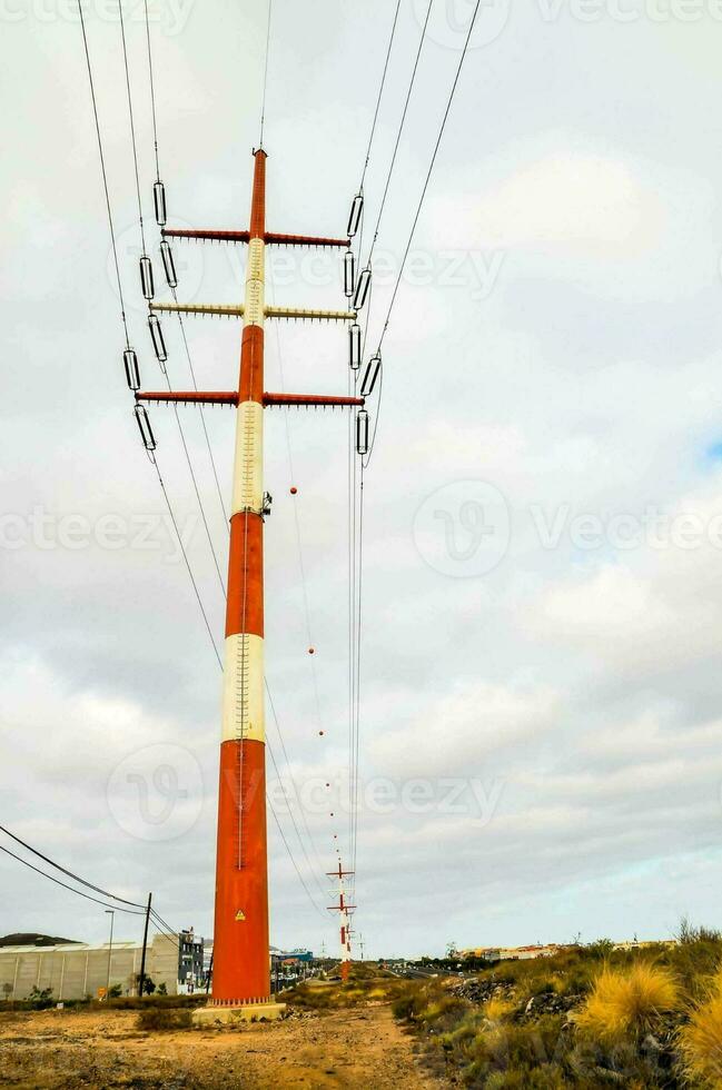 un' campo con elettricità poli foto