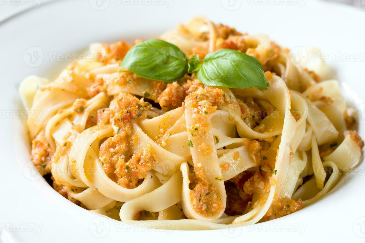 tagliatelle con pomodori salsa foto