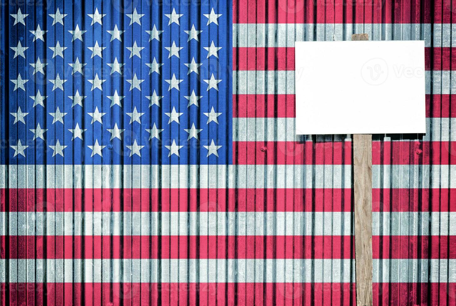 americano bandiera con vuoto tabellone foto