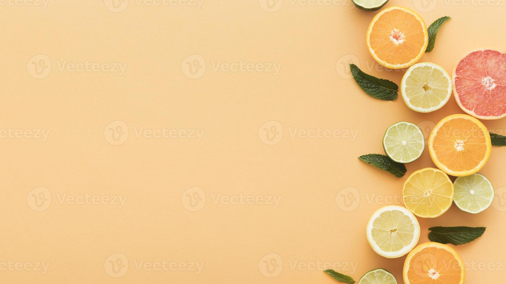 arance e limoni affettati con lo spazio della copia foto