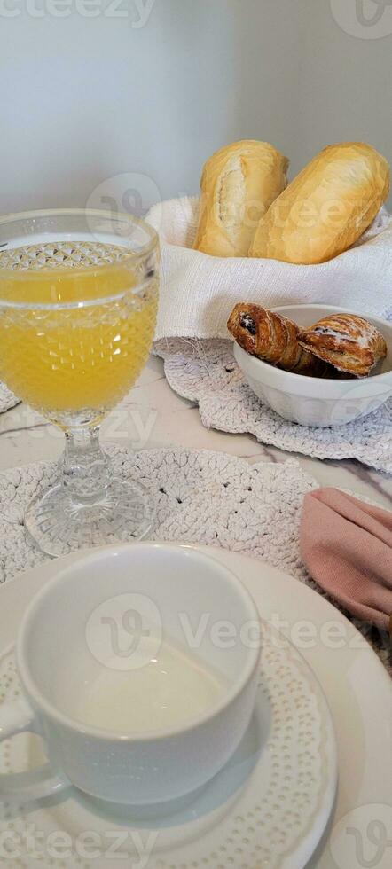 prima colazione tavolo con caffè e cibo foto