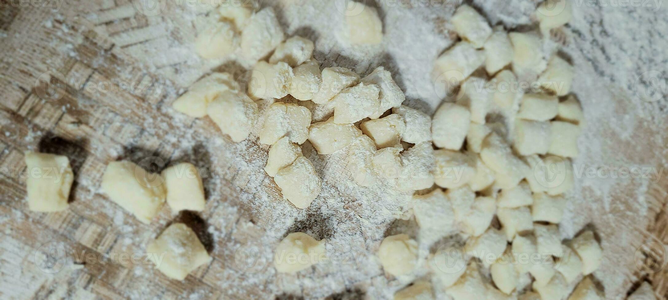 ricetta per Gnocchi su il tavolo con Farina foto