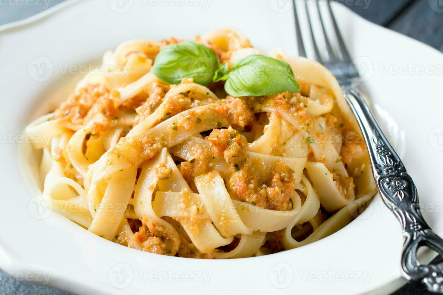 tagliatelle con pomodori salsa foto